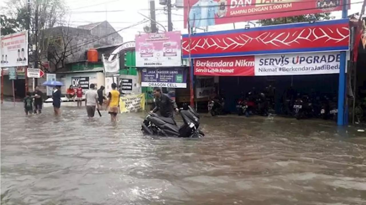 Banjir Genangi Stasiun Semarang Tawang