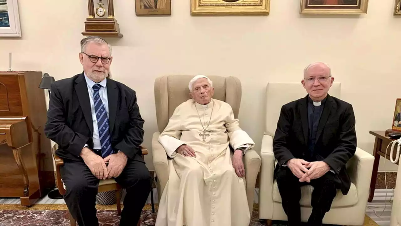 Le ultime foto di Ratzinger: papa Benedetto XVI dimagrito e affaticato