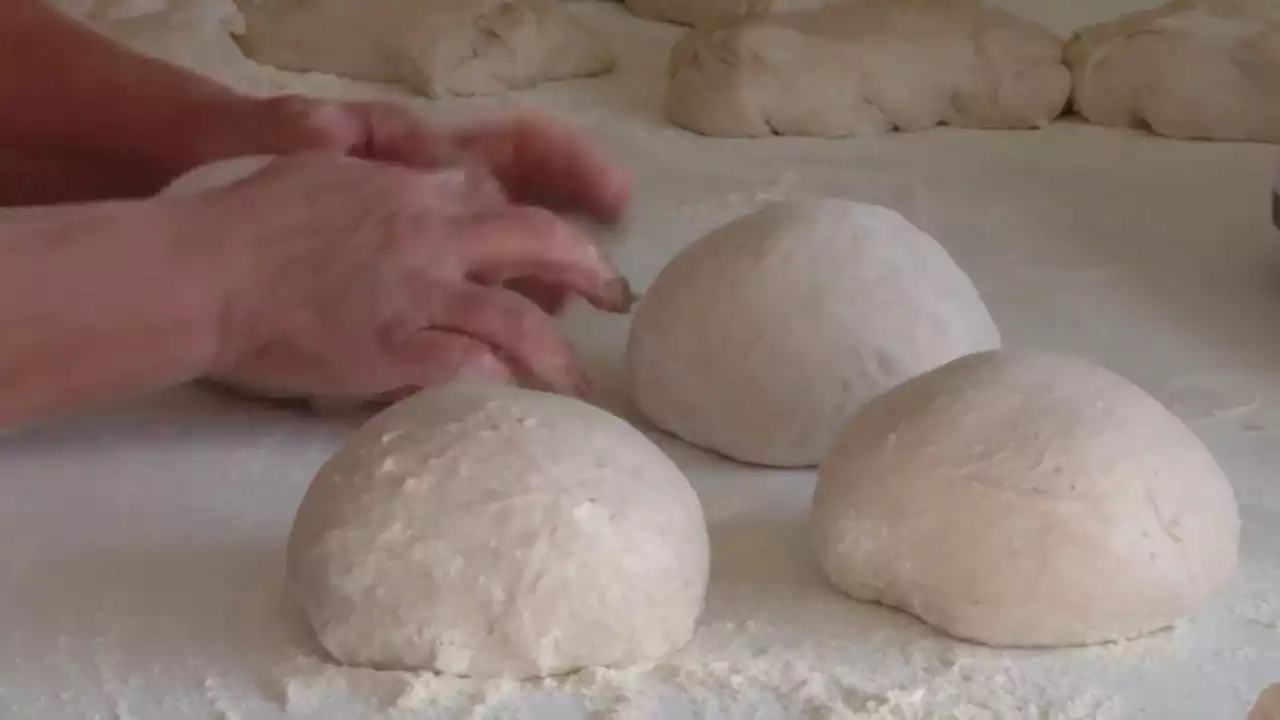 Miguel Beade, la quinta generación de una familia de panaderos, sorprende con su pan con 'grelos'