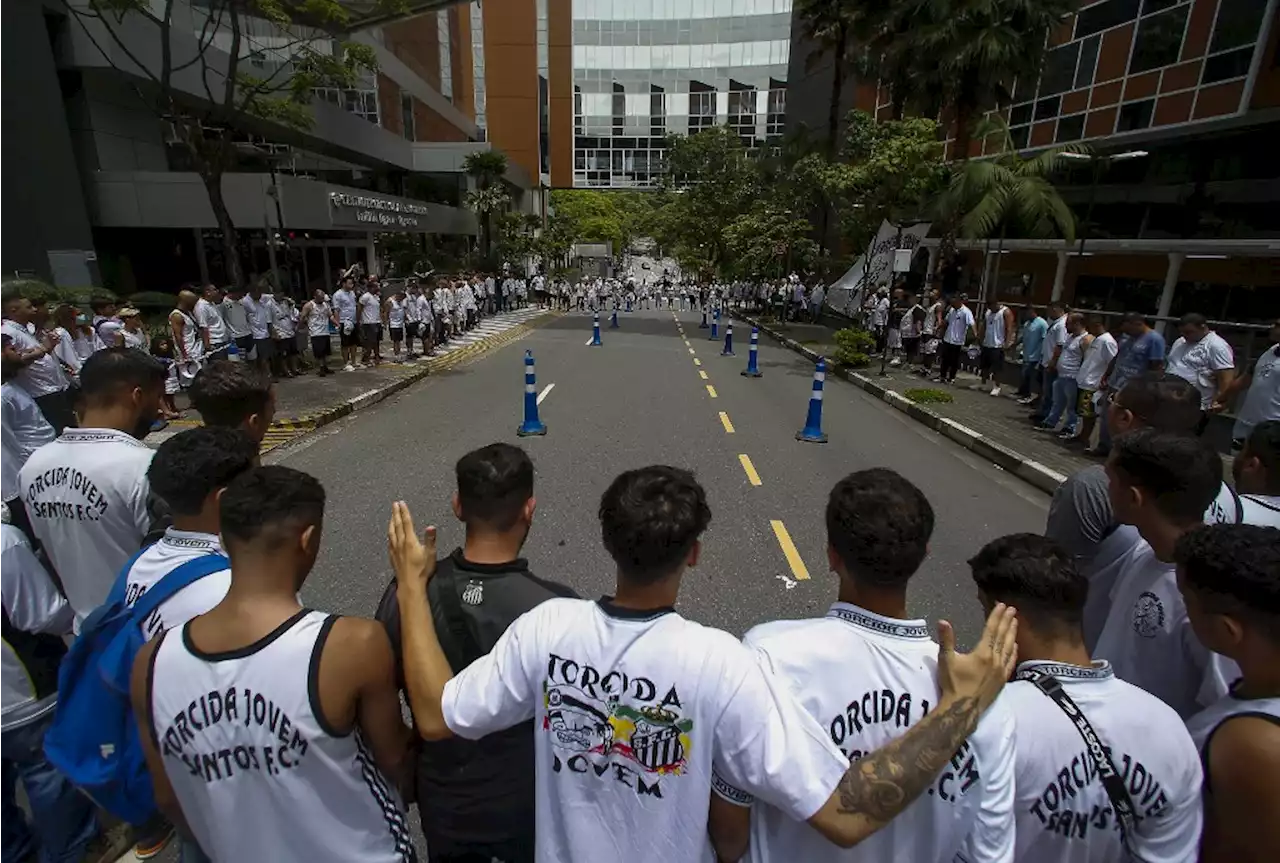 Hinchas se reúnen para rezar por Pelé en la clínica donde sigue hospitalizado