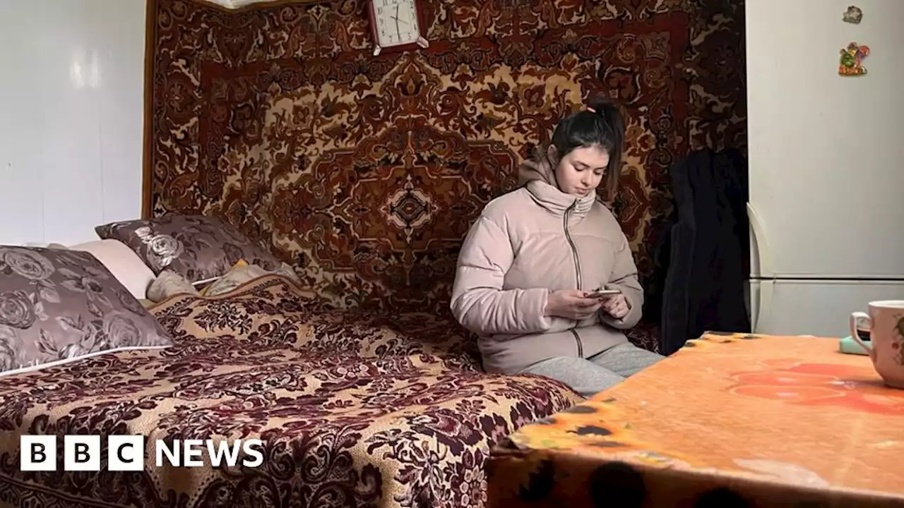 Ukraine war: Two generations share bed after Russian strikes