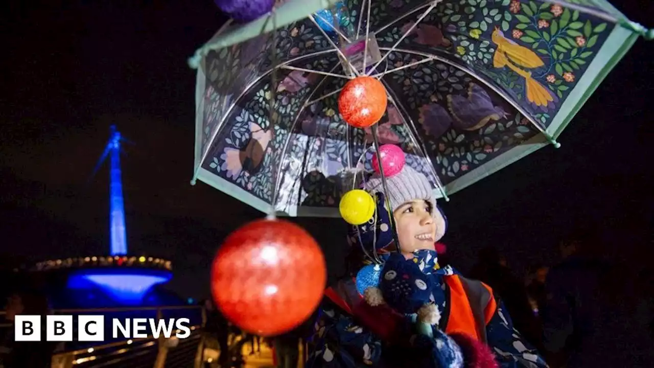 Pedestrian bridge opens with a celebration of light