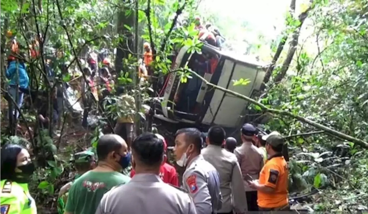 Rem Blong Diduga Penyebab Bus Masuk Jurang di Magetan