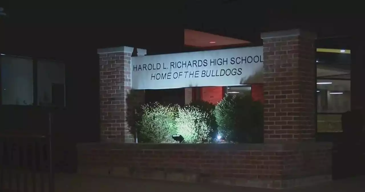 Search turns up gun in student's locker at Richards High School in Oak Lawn