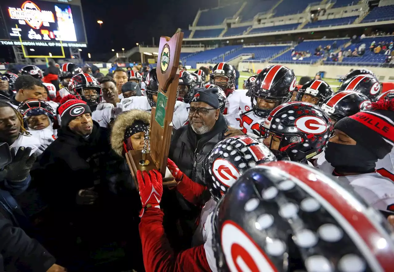 Glenville wins first OHSAA state football championship, 26-6 vs. Cincinnati Wyoming in Division IV final