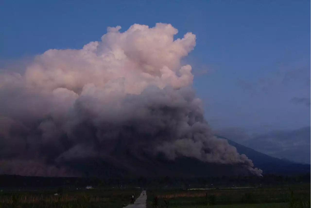 Indonésie : les images impressionnantes du volcan Semeru entré en éruption