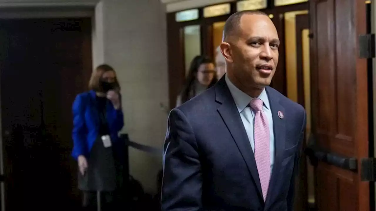 As the old order steps aside, Hakeem Jeffries plots return to majority for House Democrats in 2024 | CNN Politics