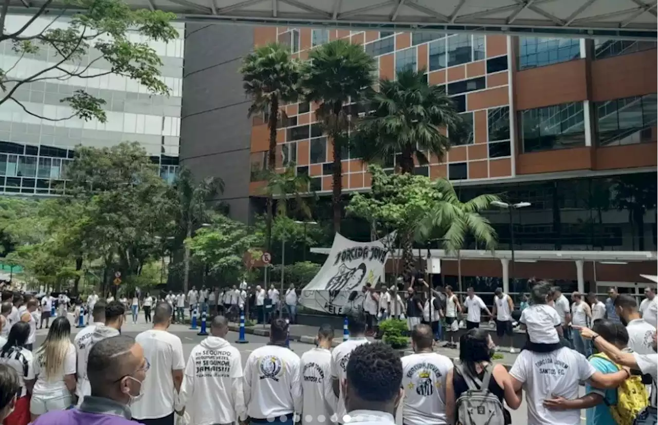 Organizada do Santos se reúne no Hospital Albert Einstein em apoio a Pelé