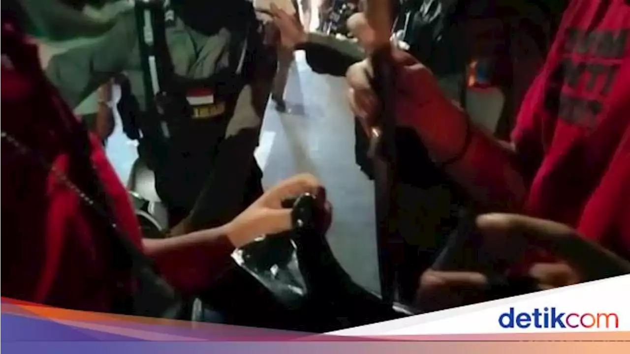 Razia Gangster di Surabaya Amankan 12 Orang Bawa Senjata Tajam