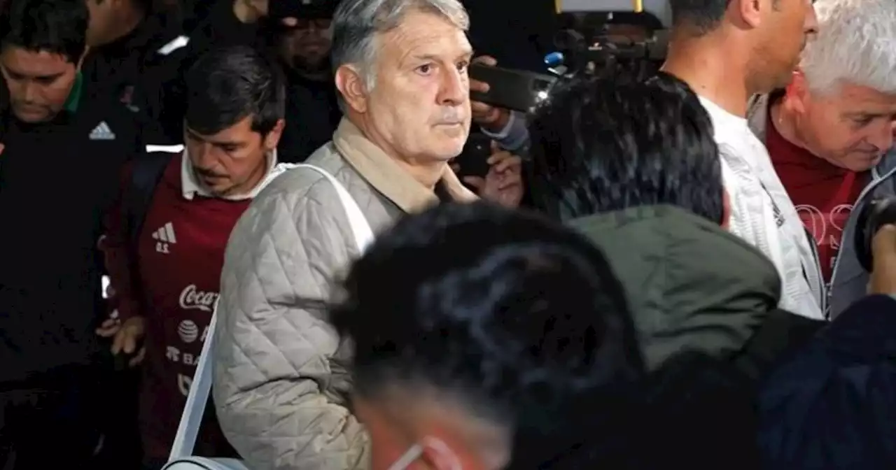 Gerardo 'Tata' Martino aterriza en México y aficionados le recriminan la eliminación del Tri en Qatar