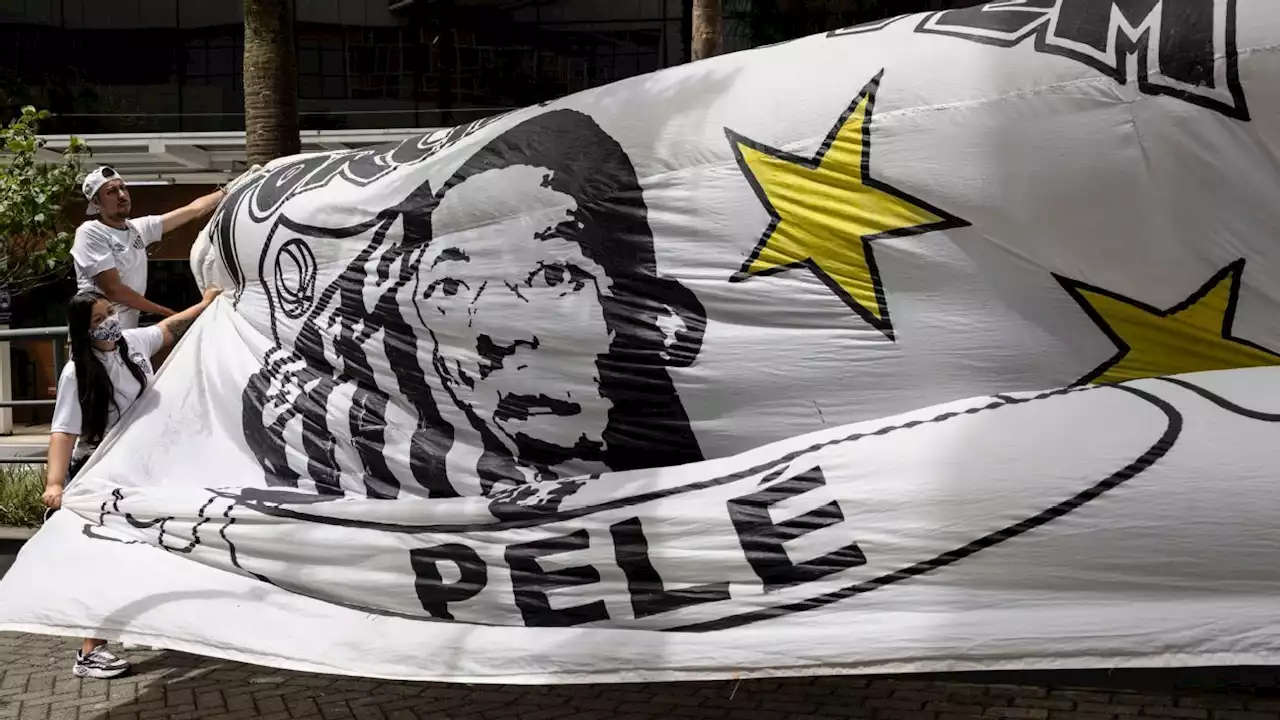 Aficionados hacen vigilia frente a hospital para pedir por la salud de Pelé