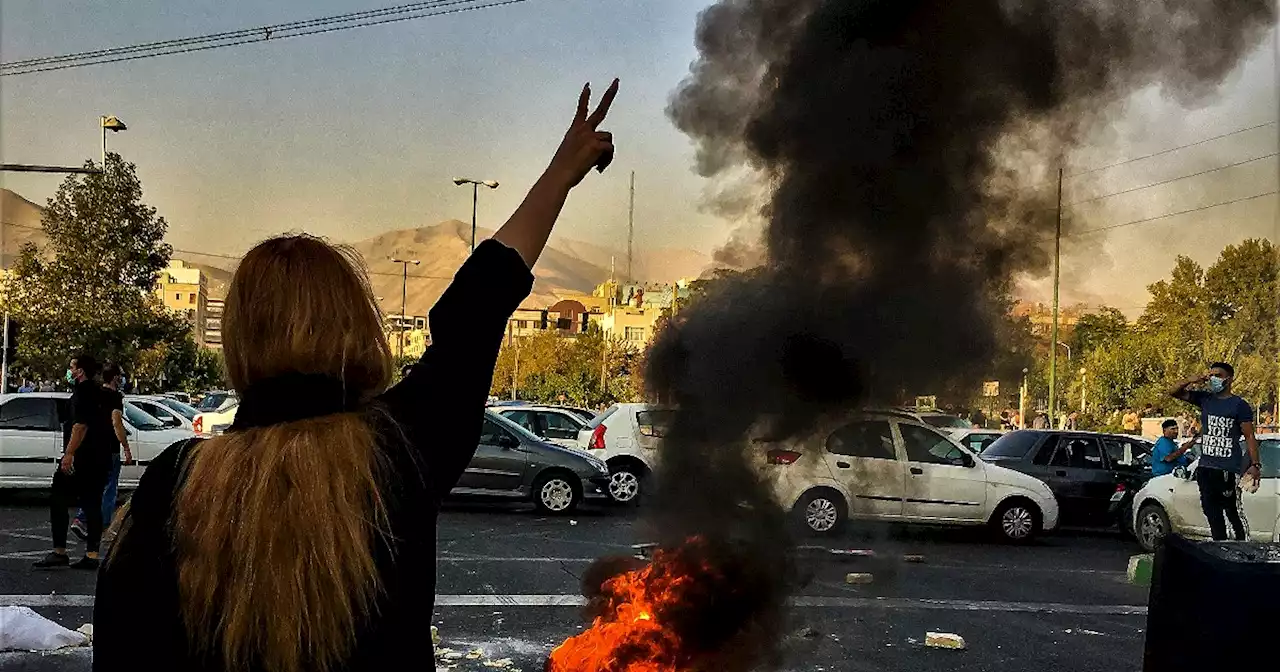 L'Iran abolisce la polizia morale dopo oltre due mesi di proteste. Media: 'Al lavoro per togliere l'obbligo del velo' - Il Fatto Quotidiano