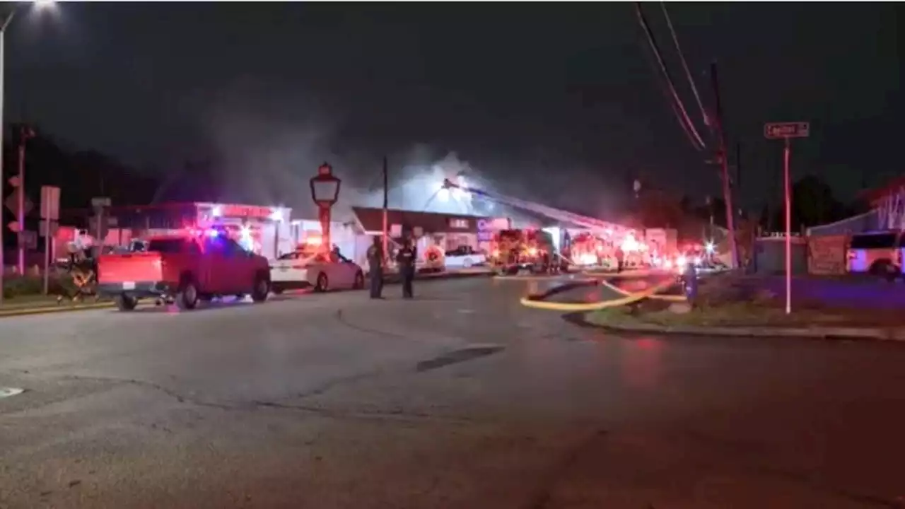 Southeast Houston shopping center catches fire, three stores damaged