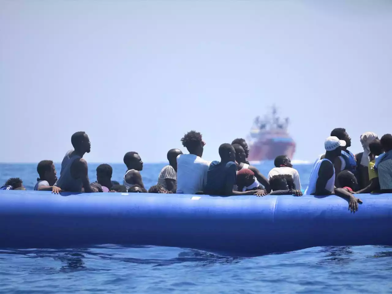 Barca si ribalta al largo di Lampedusa: 3 dispersi