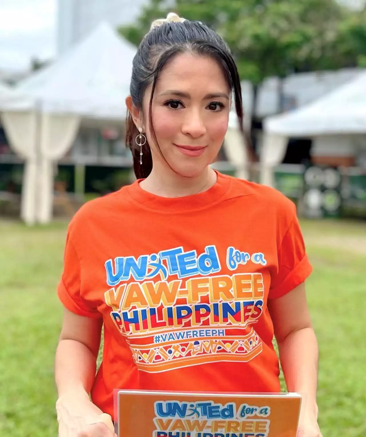 Antoinette Taus shows support for ending violence against women