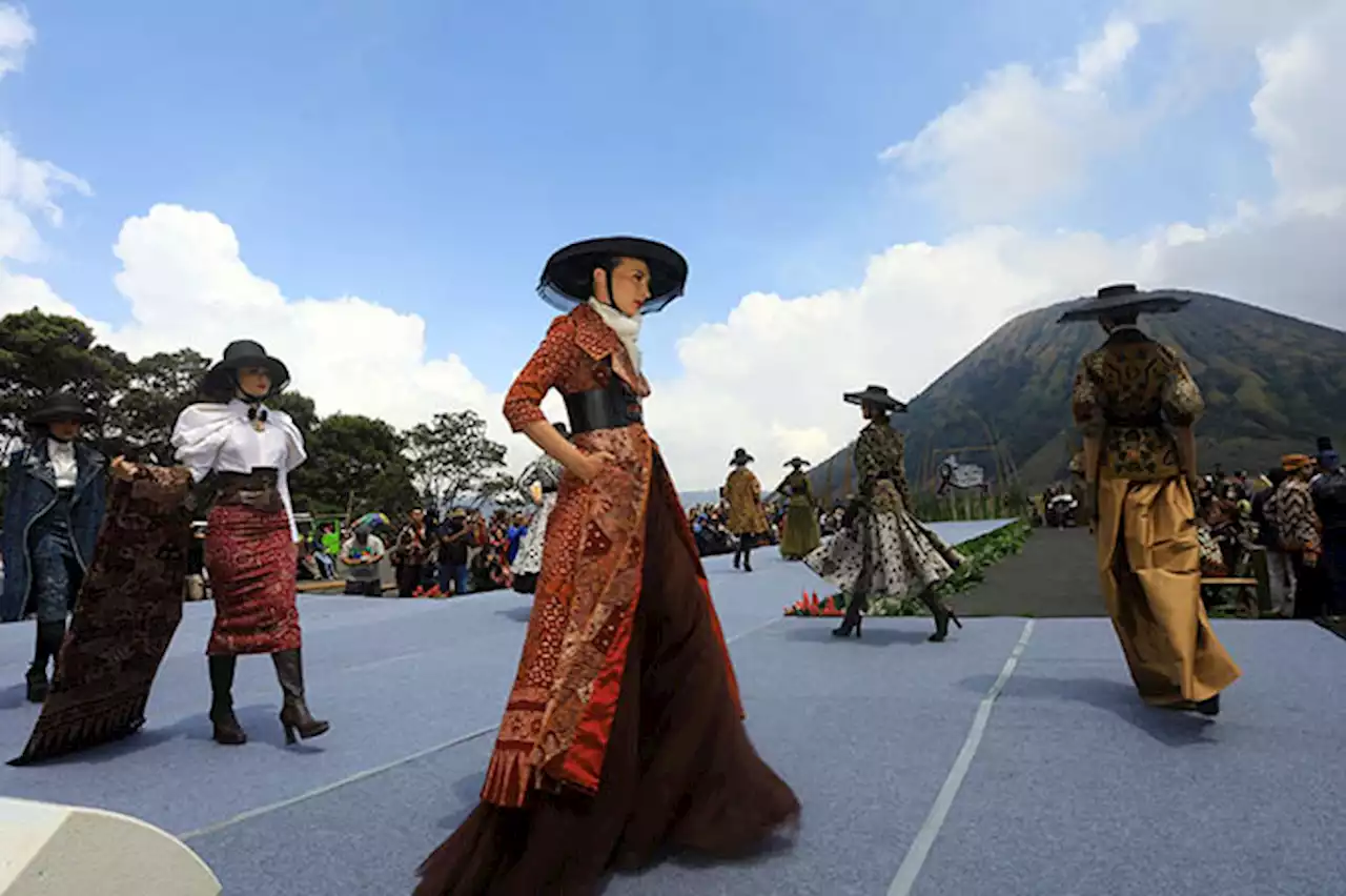 East Java Fashion Harmony di Gunung Bromo Apresiasi Wastra Batik Jawa Timur