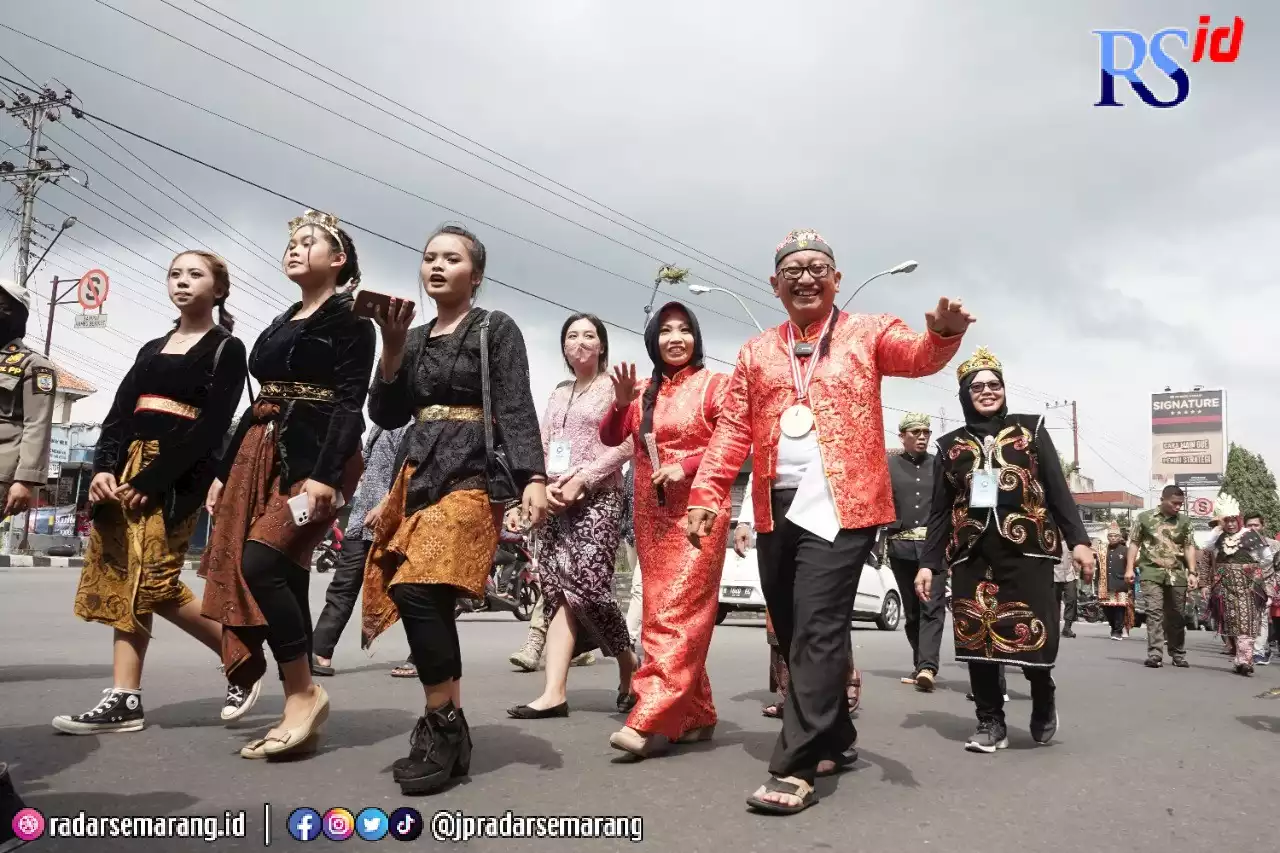 Pakai Baju Khas Tionghoa, Pj Wali Kota Salatiga Buka Festival Kampung Singkong