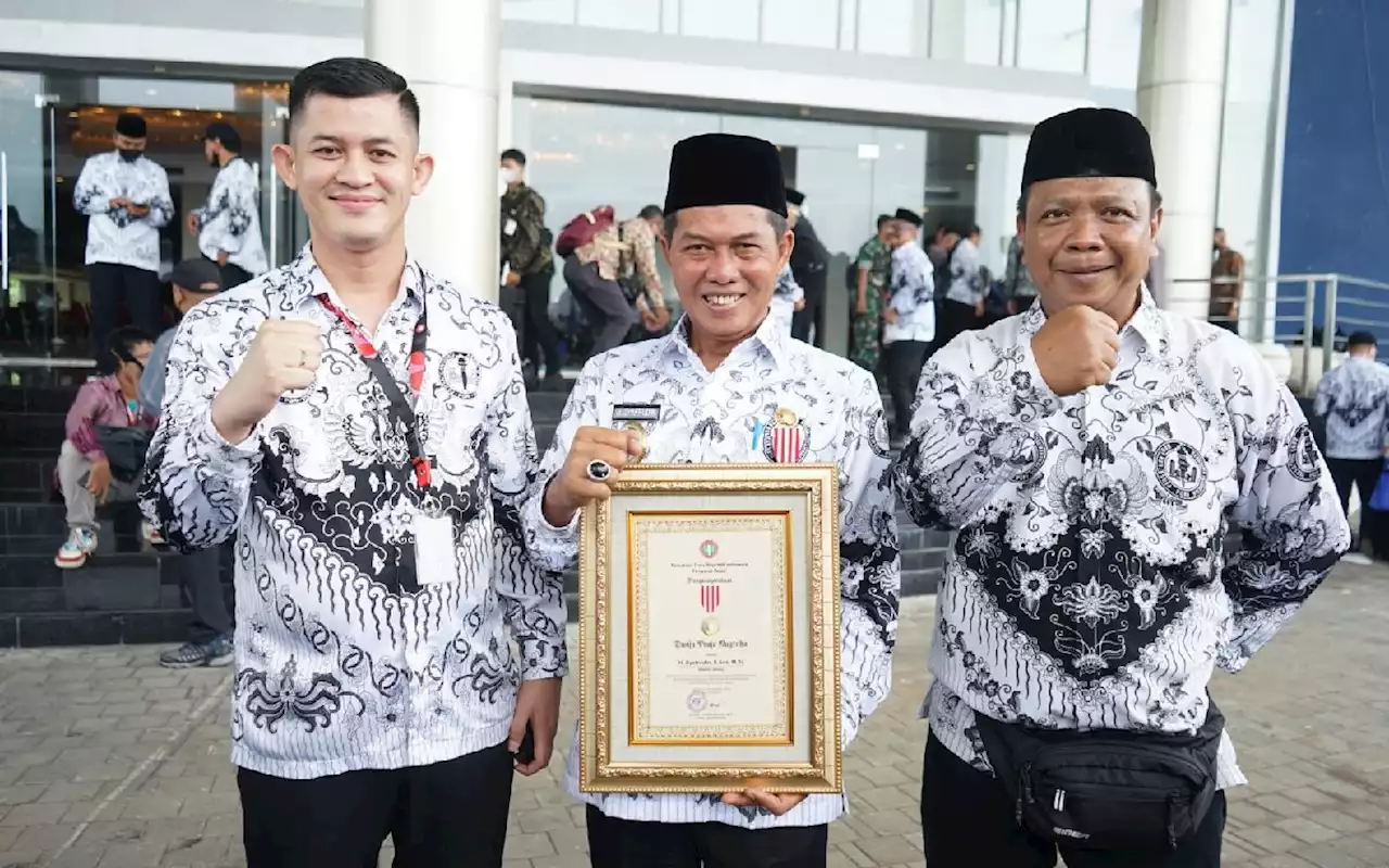 Peduli dengan Dunia Pendidikan, Wako Serang Diganjar Penghargaan dari PGRI