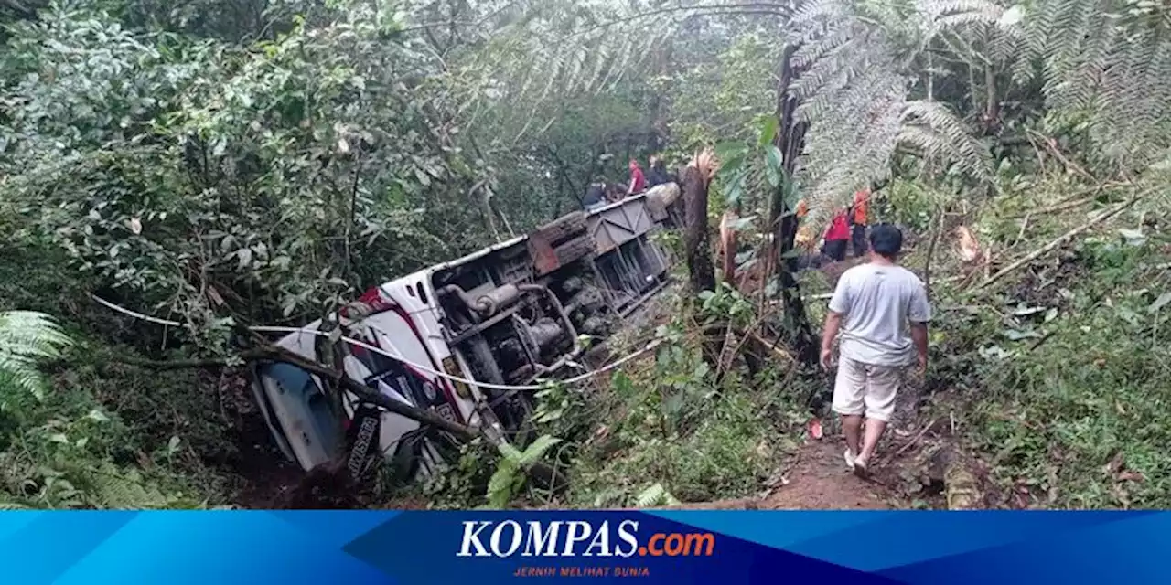 Tragedi Bus Wisata Terjun ke Jurang di Magetan, Warga Manyaran Semarang Pasang Tenda Duka