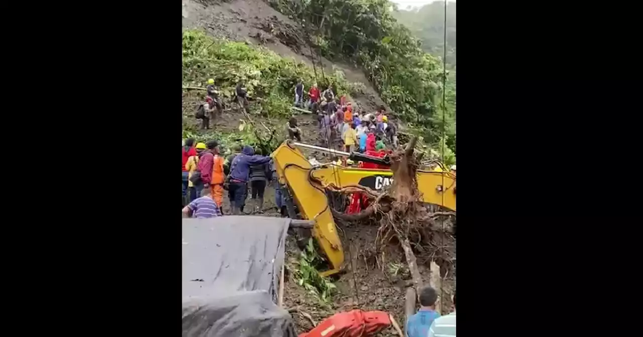 Una menor muerta y seis heridos, tras deslizamiento que sepultó varios vehículos en Risaralda