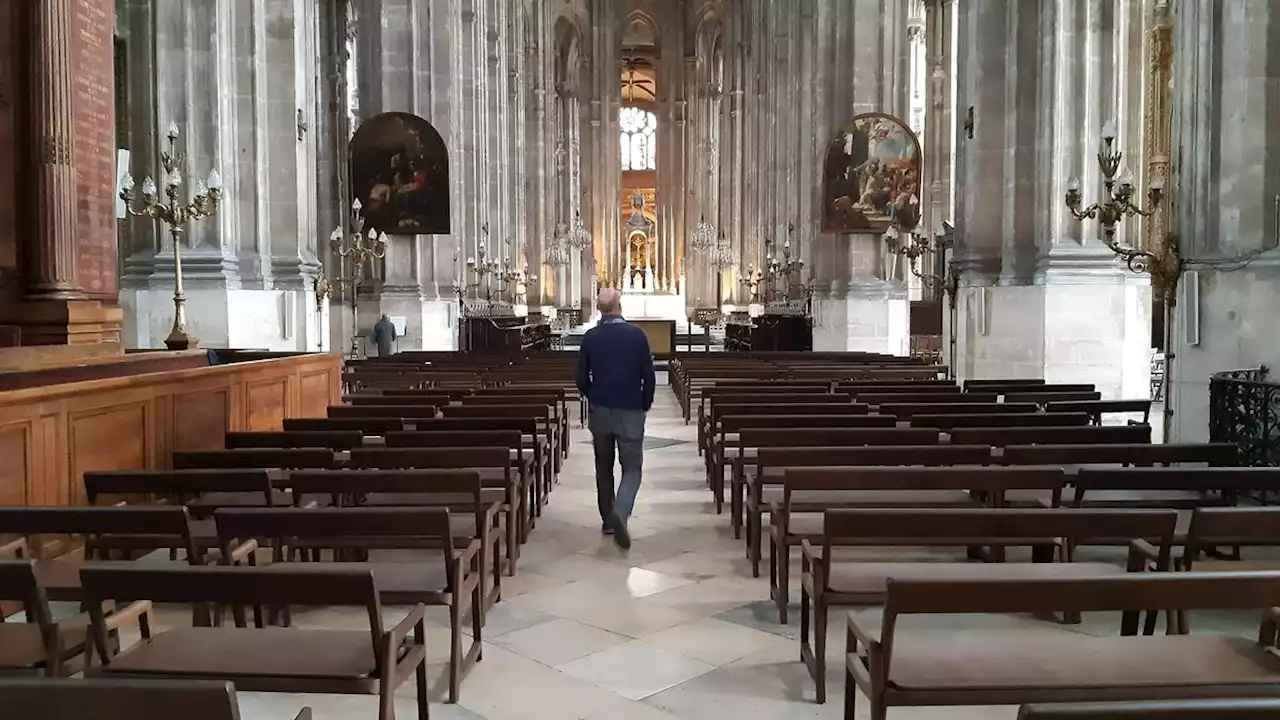 Paris : l’église Saint-Eustache s’offre une touche de modernité avec de nouveaux bancs design