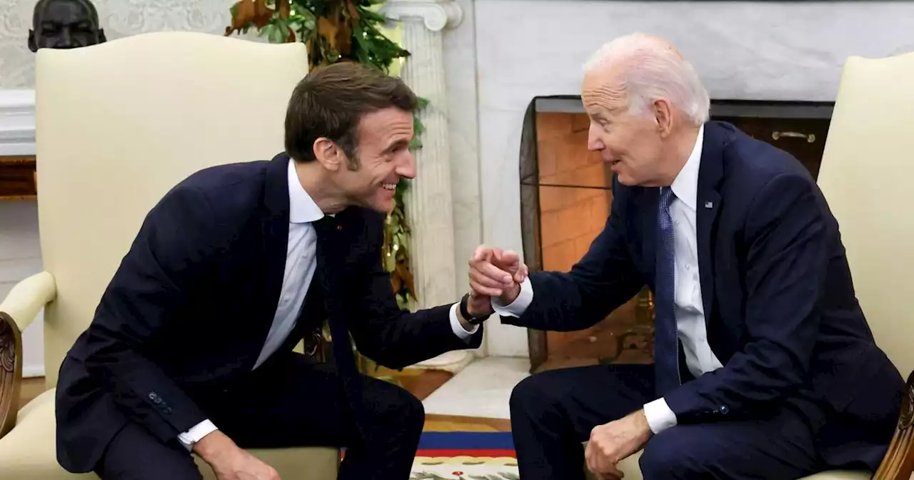 «42 secondes de malaise» : en vidéo, la poignée de main «sans fin» d'Emmanuel Macron et Joe Biden