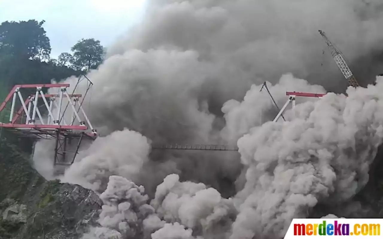 Foto : Dahsyatnya Erupsi Gunung Semeru Menerjang Jembatan Gladak Perak | merdeka.com