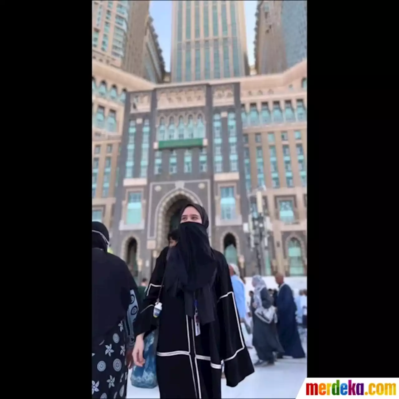 Foto : Tissa Biani Umrah Bersama Keluarga, Penampilannya Bercadar Curi Perhatian | merdeka.com