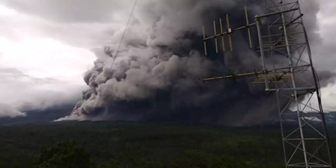 Usai Muntahkan Awan Panas, Gunung Semeru Naik Status jadi Awas | merdeka.com