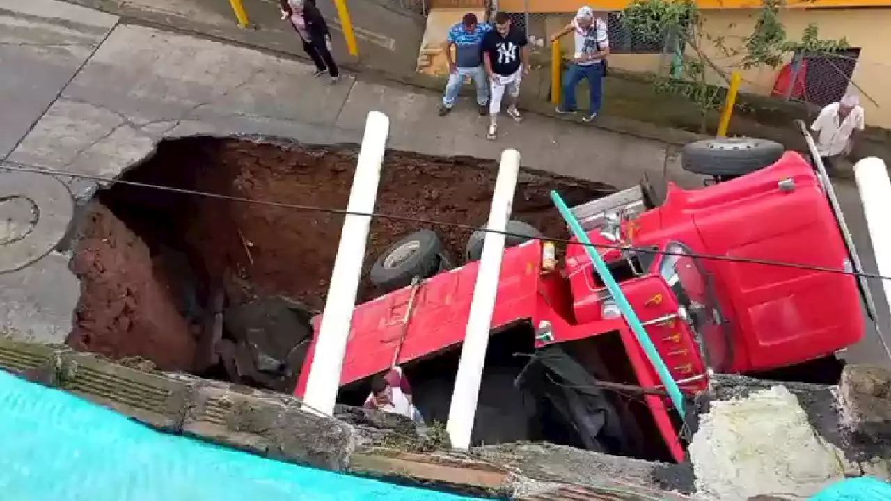 Una volqueta fue “tragada por la tierra” en cuestión de segundos