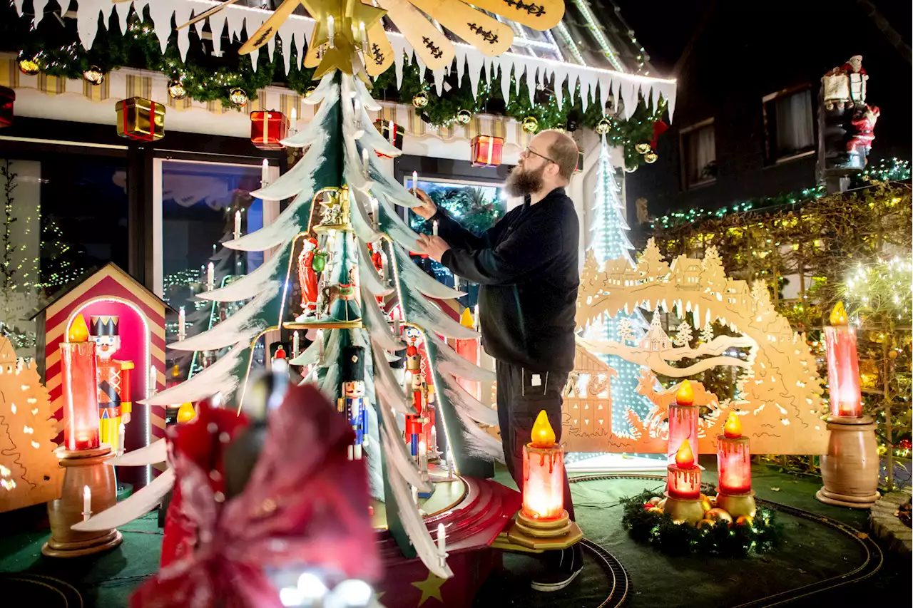 Festlich beleuchtet: Bewohner von Weihnachtshaus erhalten Drohbrief