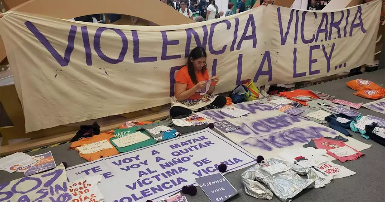 Madres víctimas de violencia vicaria se manifiestan en la FIL de Guadalajara