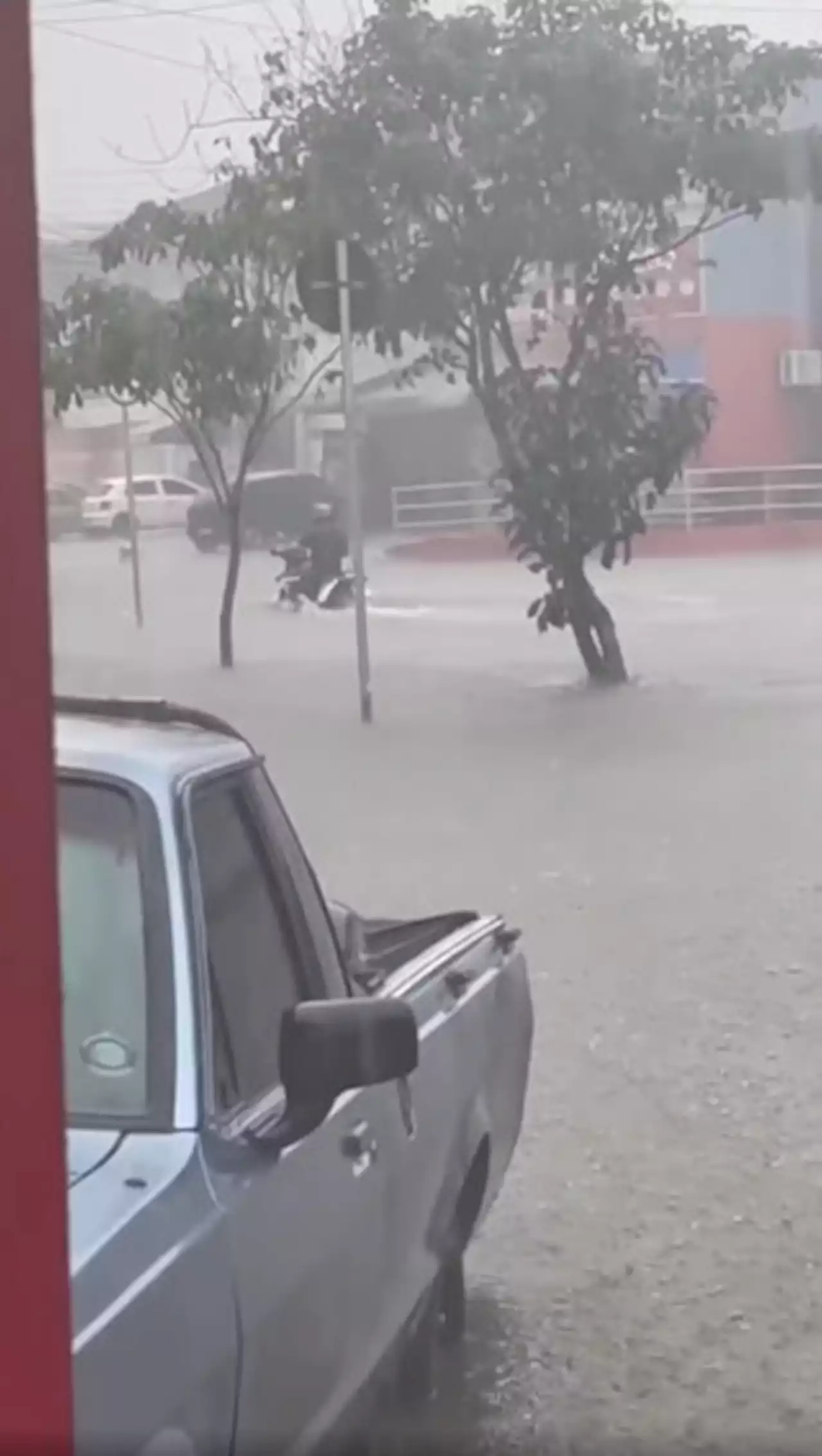 Chuva forte causa transtorno neste sábado (03) em São José dos Campos