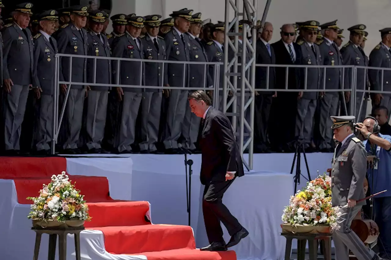 Foto postada por Carlos mostra perna de Bolsonaro com bactéria