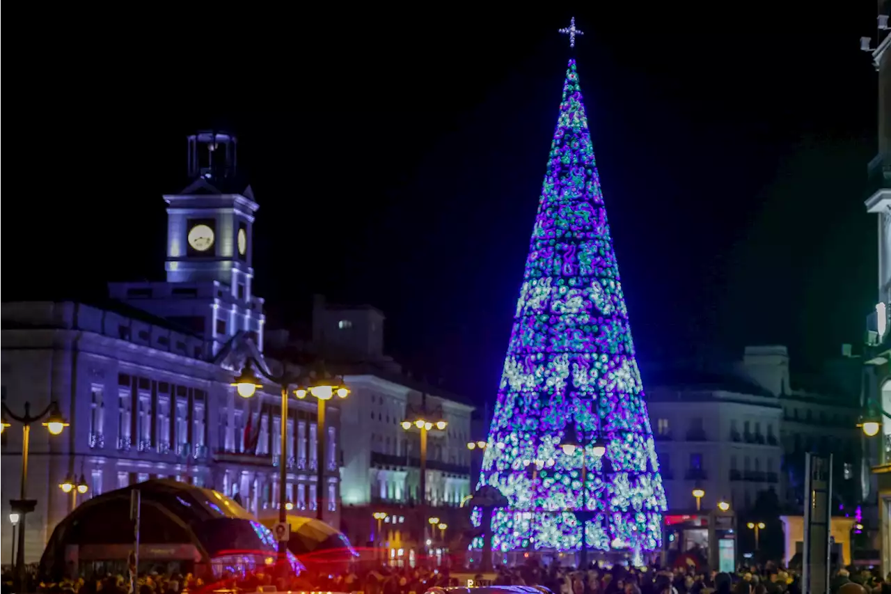 Vecinos y oposición critican a Almeida por el mal estado de la Puerta del Sol tras su reapertura por Navidad