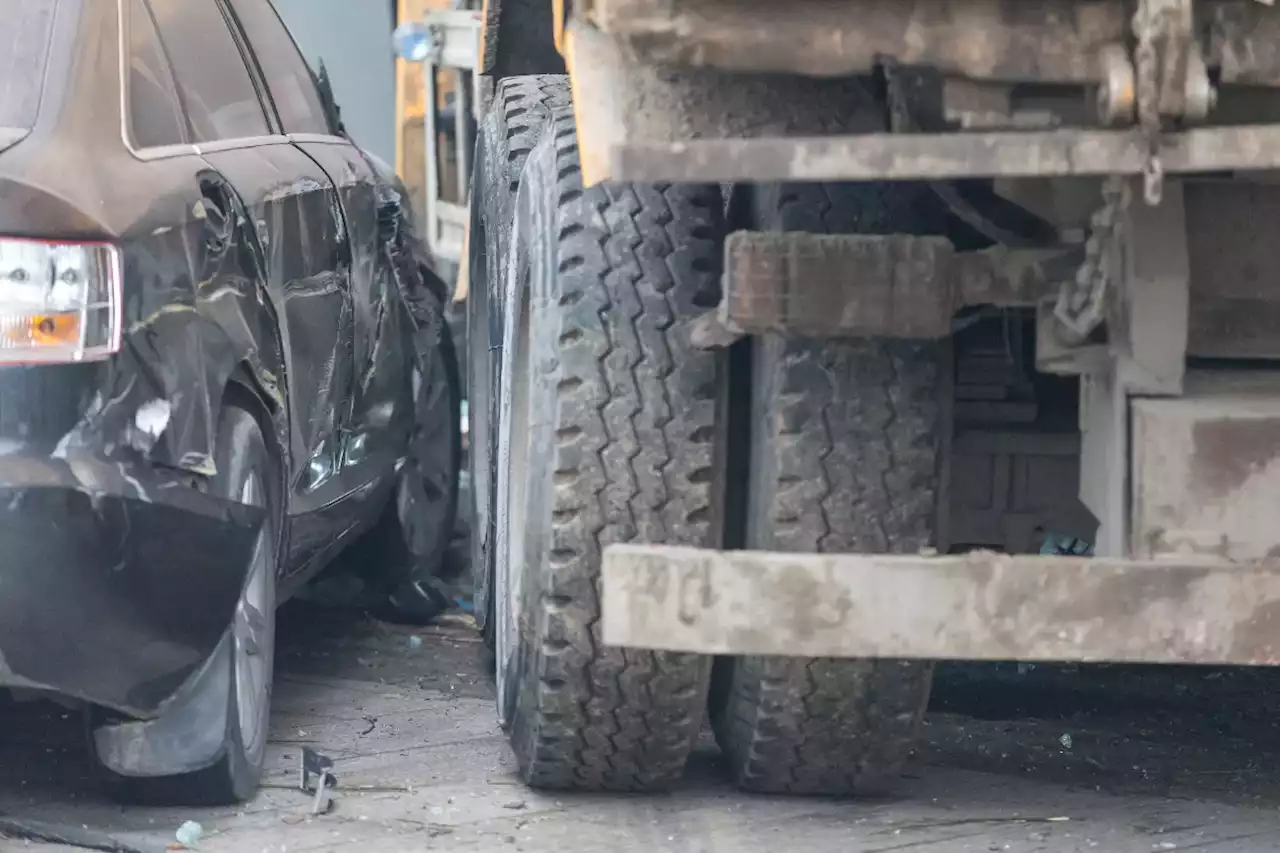 Accidente entre camión y carro en Ibagué deja a personas atrapadas entre las latas - Pulzo