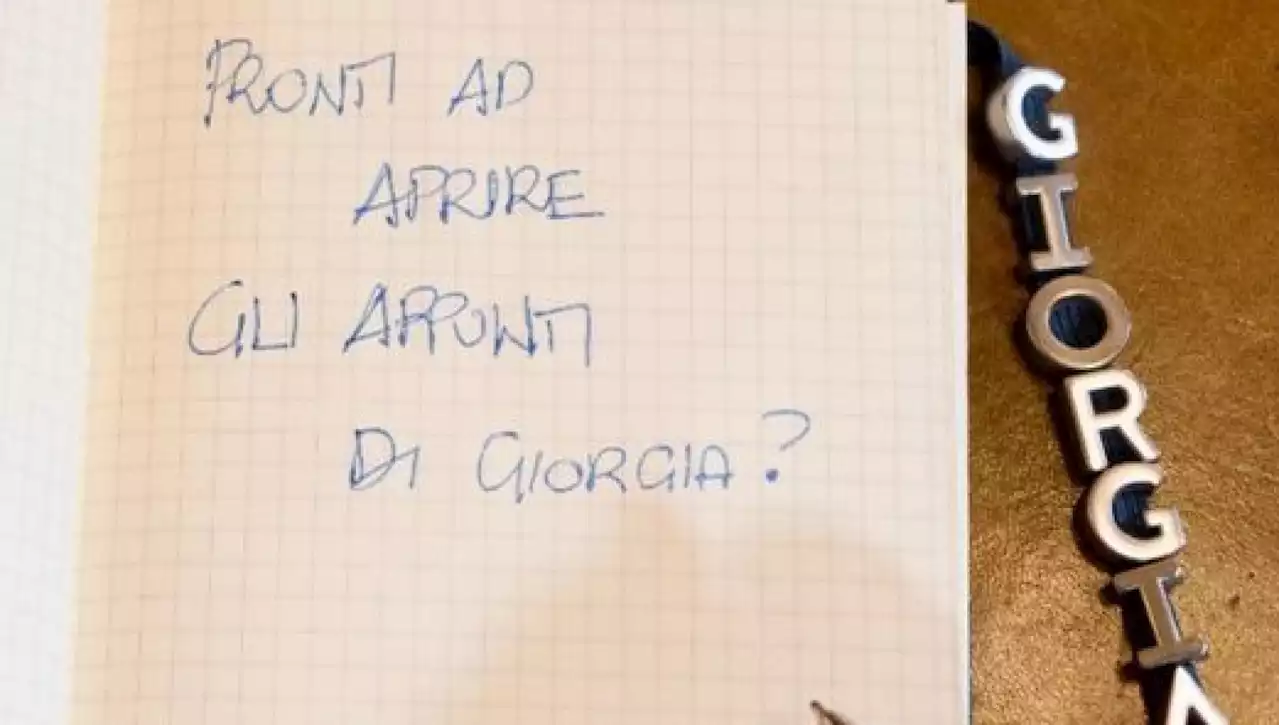 La foto di Meloni sui social: 'Pronti ad aprire gli appunti di Giorgia?'