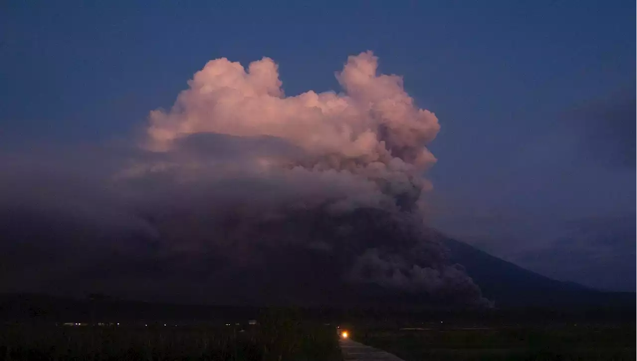 Vulcano Semeru, allerta massima ed evacuazioni di massa per l'eruzione. Il Giappone monitora il rischio tsunami