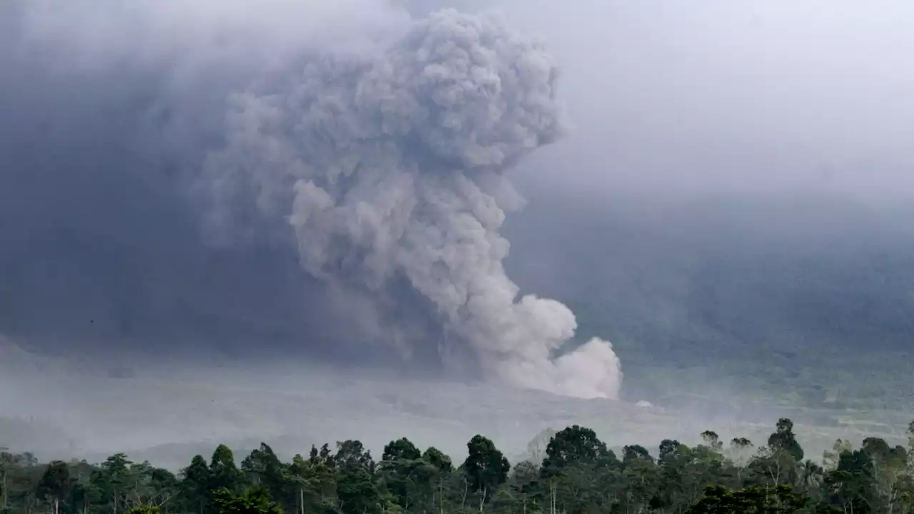 Indonesia volcano eruption spews lava rivers and 50,000ft high ash plume