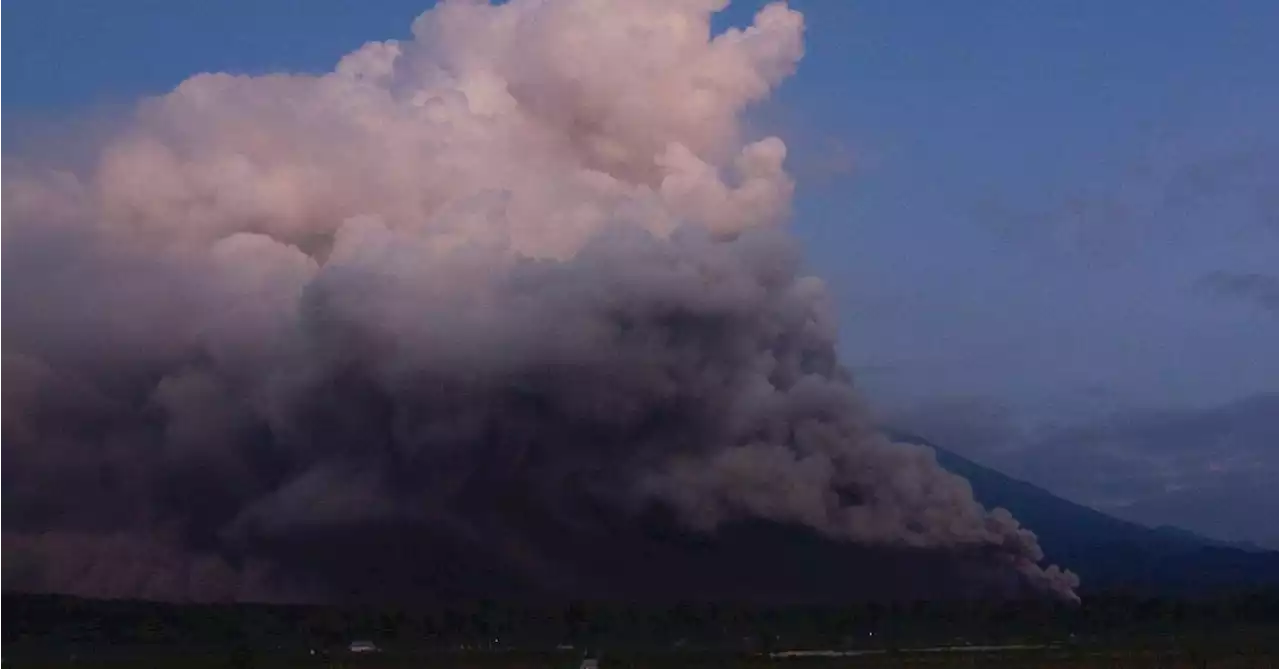 Le volcan Semeru en alerte maximale après une éruption: «Le danger menace les zones peuplées» (vidéo)