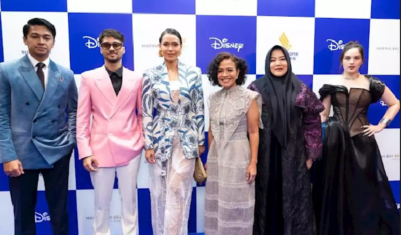 Pesona Chelsea Islan dan 5 Artis Lain di Momen Karpet Biru Disney Content Showcase 2022