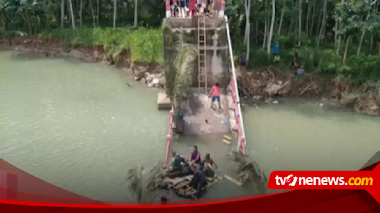 Jembatan Antar Desa di Pacitan Runtuh, Belasan Orang Luka-Luka dan Tercebur ke Sungai