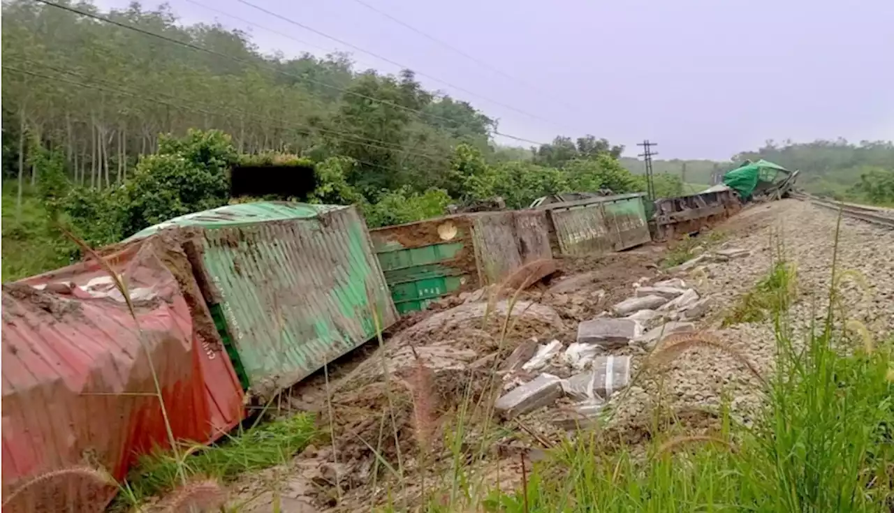 Kereta api bawa pokok getah ke Malaysia dilempar bom di selatan Thailand