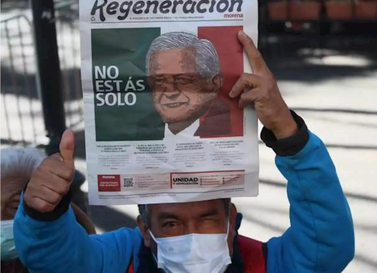 Miguel Barbosa encabeza marcha a favor de AMLO en Puebla