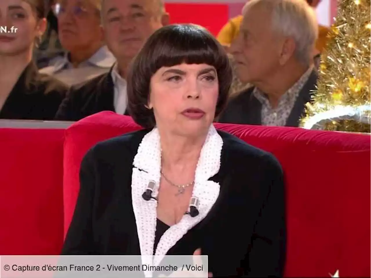 Mireille Mathieu : cette rencontre avec Elizabeth II qui l'a terrorisée (ZAPTV) - Voici