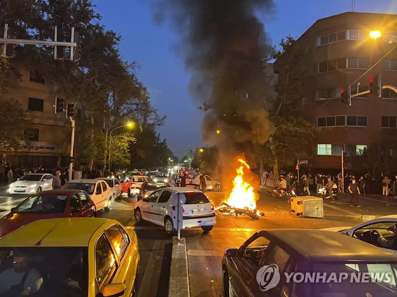 시위 확산에 이란, '히잡 완화' 움직임…'지도순찰대 폐지'(종합) | 연합뉴스