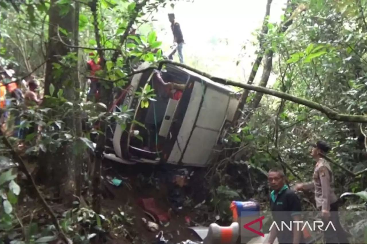 Polda Jatim turunkan Tim TAA olah TKP kecelakaan bus di Magetan