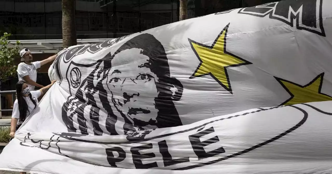 Aficionados velan por la salud de Pelé afuera de hospital en São Paulo