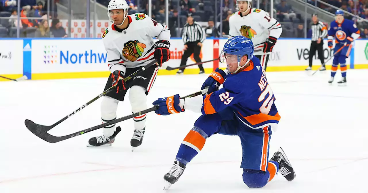 Islanders erupt for 3 second-period goals, Semyon Varlamov shuts out Blackhawks