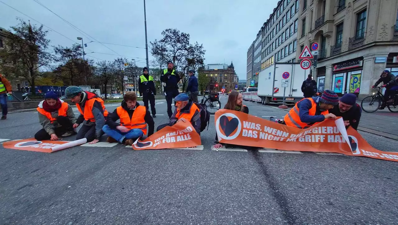 »Letzte Generation« in München: Klima-Aktivisten kleben sich am Karlsplatz fest